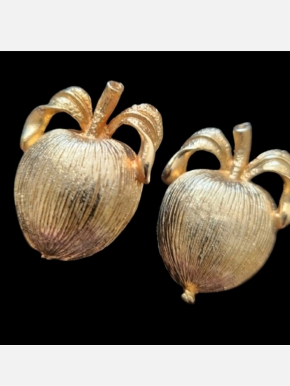 VTG Sarah Coventry Brushed Gold Apple Clip on Earrings